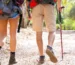 persone che camminano in montagna in estate