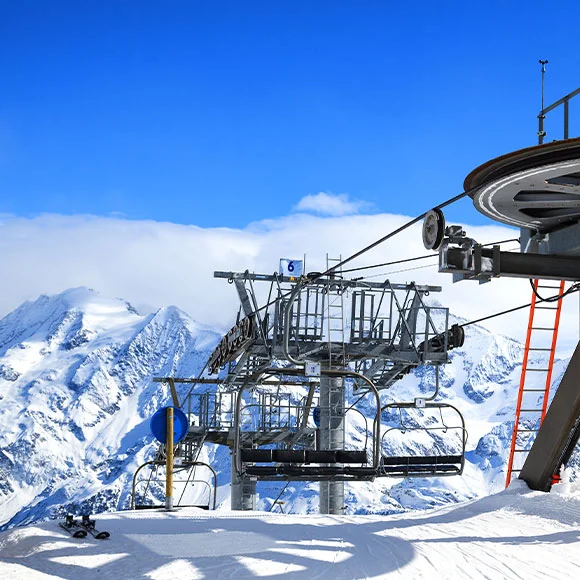 foto seggiovia in salita inverno con la neve