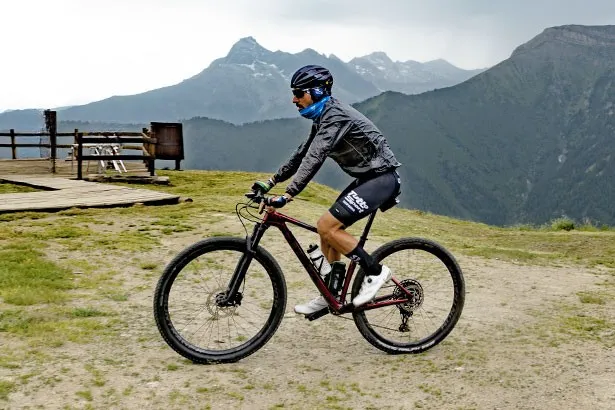 persona su una mountain bike